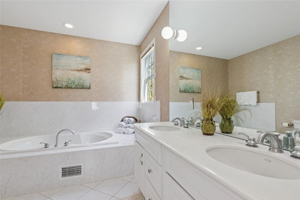 Bathroom, Dual Sink Vanities, Interior, Recessed Lighting