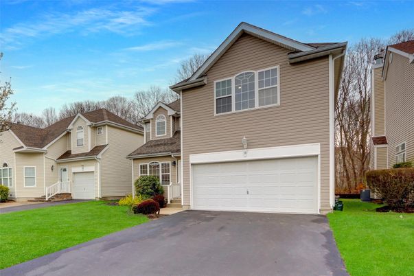 Attached, Exterior, Facade, American Craftsman