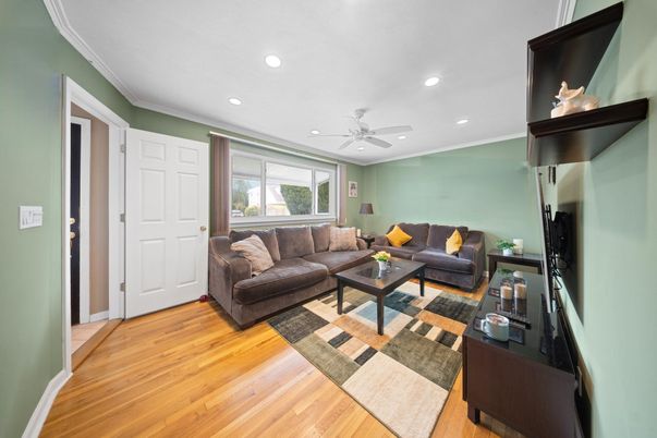 Interior, Living room, Recessed Lighting, Wood Texture Flooring