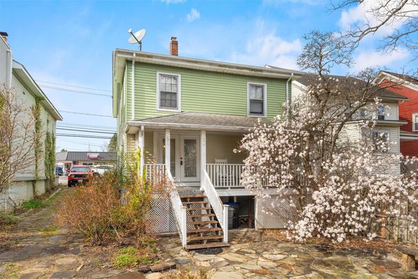 Exterior, Facade, American Foursquare
