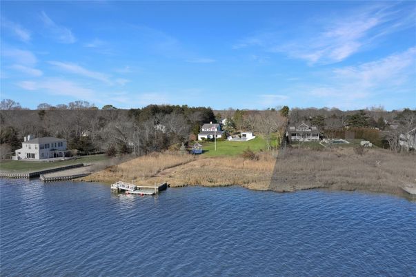 Exterior, Lake