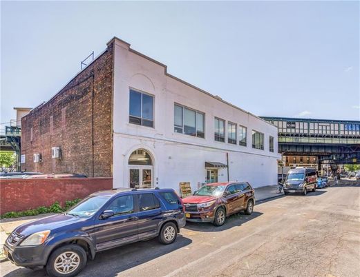Exterior, Facade, Brick Facade, Rowhouse