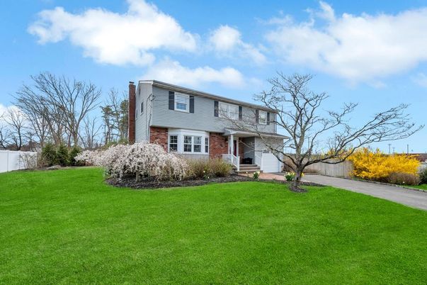 Exterior, Facade, Brick Facade, Raised Ranch