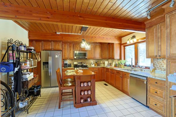 Dining room, Interior, Kitchen, Pendant Lights, Stainless Steel Appliances, Wooden Beams, Wooden Ceilings