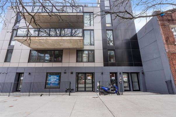 Exterior, Facade, Modern