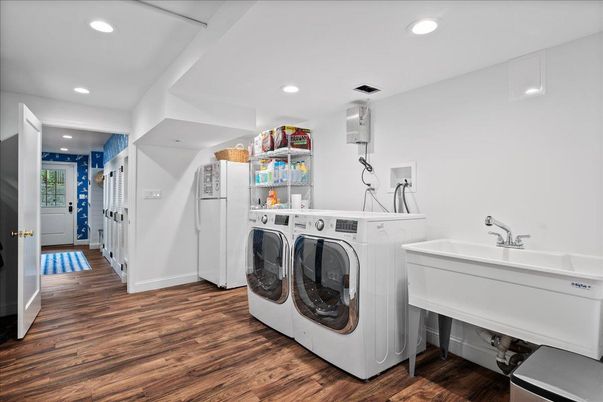 Interior, Recessed Lighting, Washer, Wood Texture Flooring