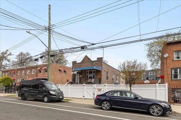 Exterior, Facade, Brick Facade, Rowhouse