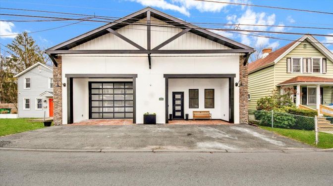 Attached, Exterior, Facade, American Craftsman