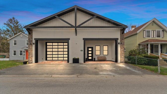 Attached, Exterior, Facade, American Craftsman