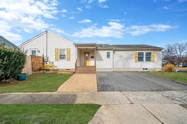Exterior, Facade, Ranch