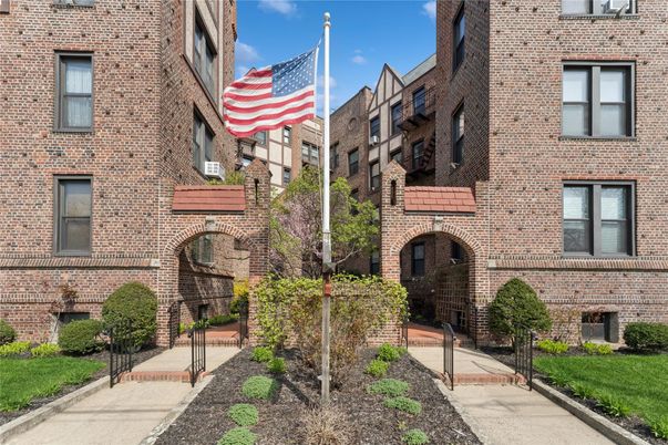 Exterior, Facade, Brick Facade, Rowhouse