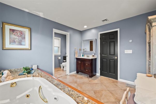 Bathroom, Dual Sink Vanities, Interior, Recessed Lighting