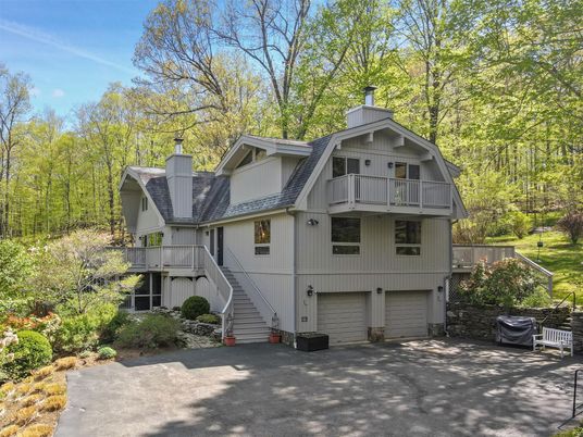 Attached, Exterior, Facade, Farmhouse