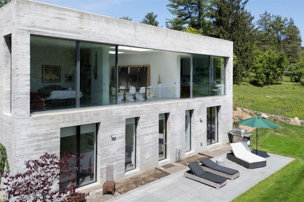 Backyard, Exterior, Facade, Modern