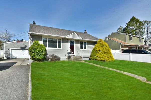 Attached, Exterior, Facade, Cape Cod