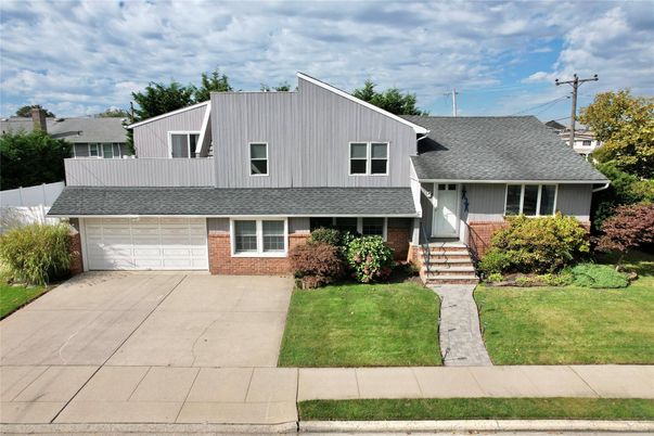 Attached, Exterior, Facade, Brick Facade, Split Level