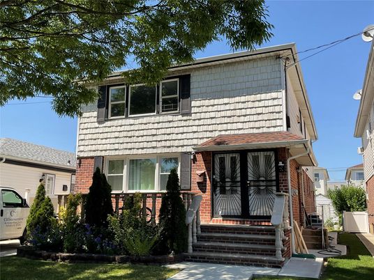 Exterior, Facade, Brick Facade, American Foursquare