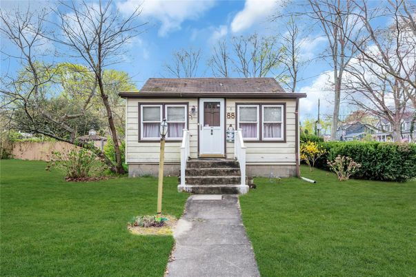 Exterior, Facade, Cape Cod