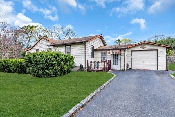 Attached, Exterior, Facade, Ranch