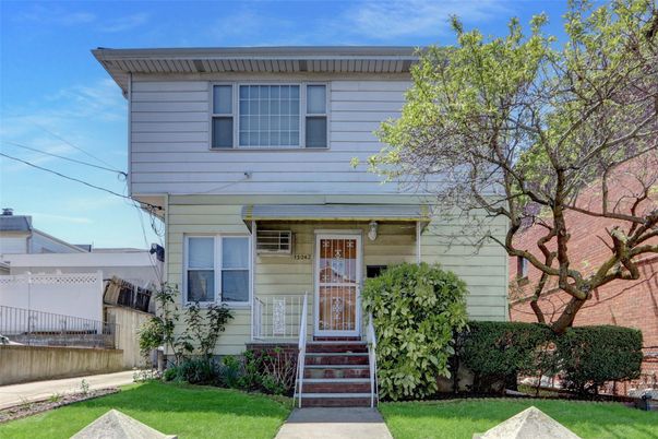 Exterior, Facade, American Foursquare