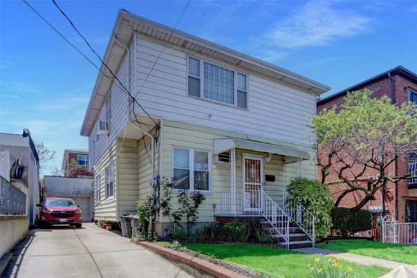 Exterior, Facade, American Foursquare