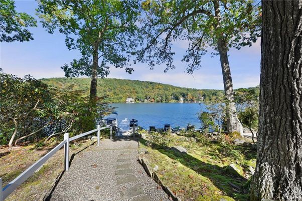 Exterior, Lake