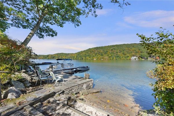 Exterior, Lake