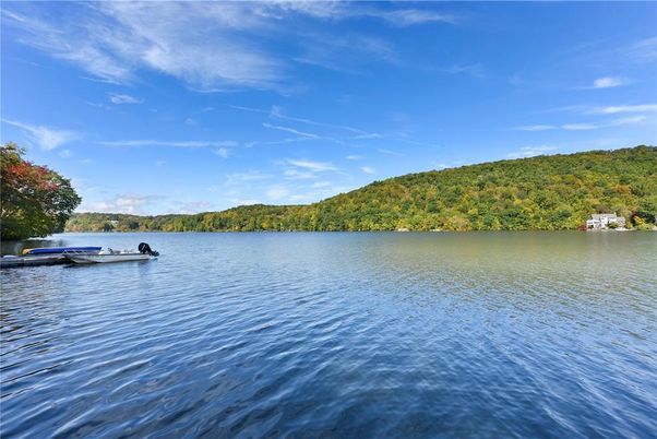Exterior, Lake
