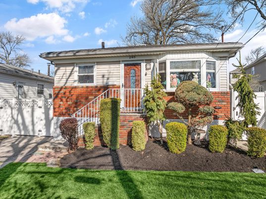 Exterior, Facade, Brick Facade, Raised Ranch