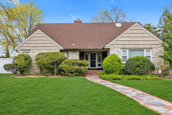 Exterior, Facade, Ranch