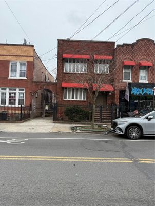 Exterior, Facade, Brick Facade, Rowhouse