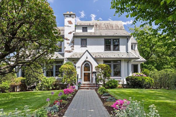 Exterior, Facade, Queen Anne Victorian