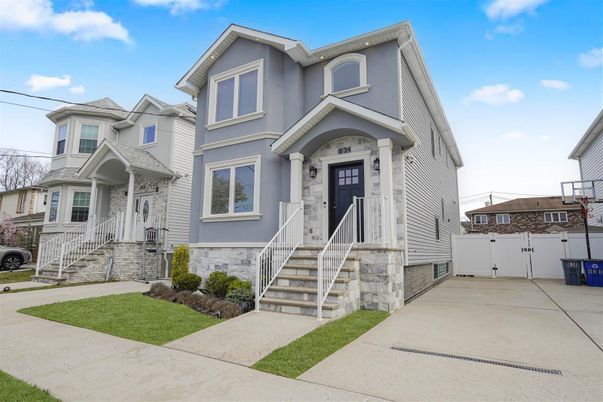 Exterior, Facade, Queen Anne Victorian