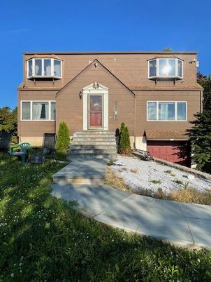Attached, Exterior, Facade, Cape Cod