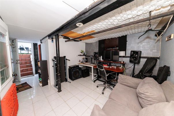 Home Office, Interior