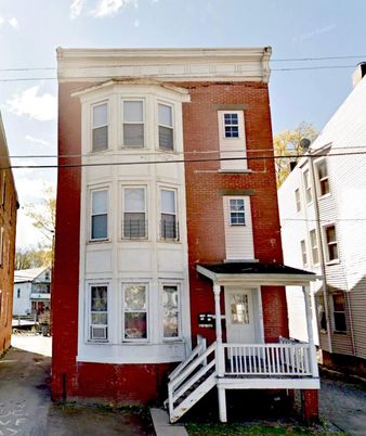 Exterior, Facade, Brick Facade, Rowhouse