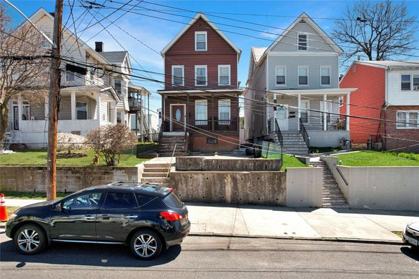 Exterior, Facade, Rowhouse