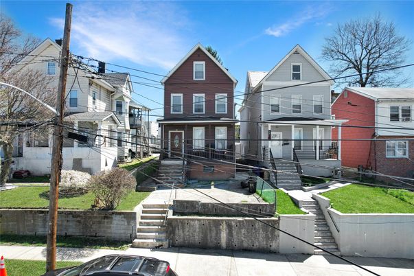 Exterior, Facade, Queen Anne Victorian