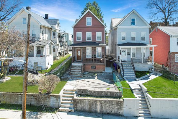 Exterior, Facade, Queen Anne Victorian