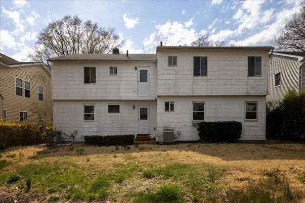 Exterior, Facade, Split Level