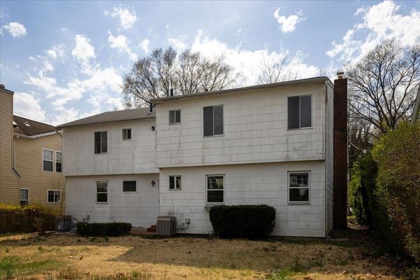 Exterior, Facade, Split Level