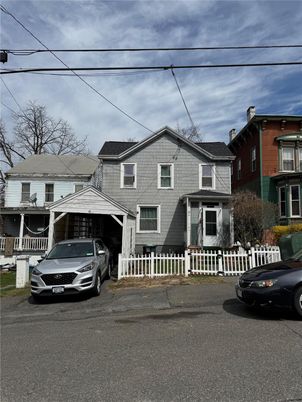 Attached, Exterior, Facade, Queen Anne Victorian