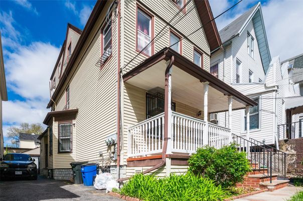 Exterior, Facade, Queen Anne Victorian