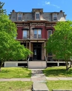 Exterior, Facade, Rowhouse