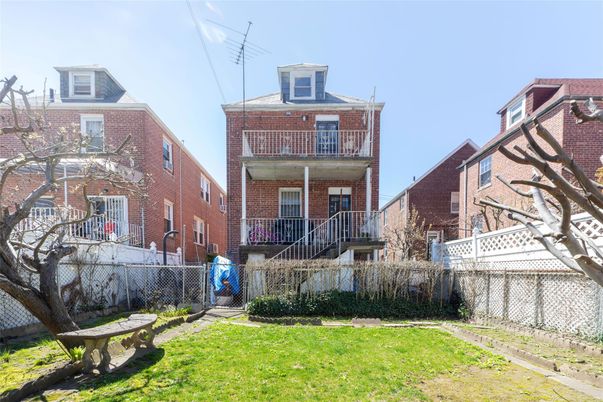 Exterior, Facade, Brick Facade, Rowhouse