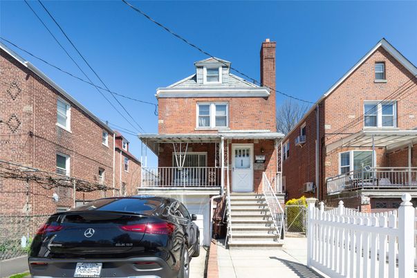 Exterior, Facade, Brick Facade, American Foursquare