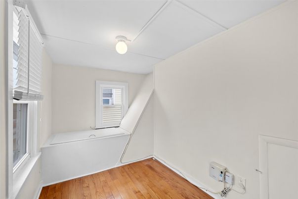 Interior, Washer, Wood Texture Flooring