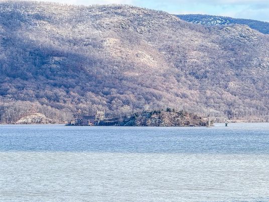 Exterior, Lake