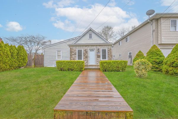 Exterior, Facade, Cape Cod