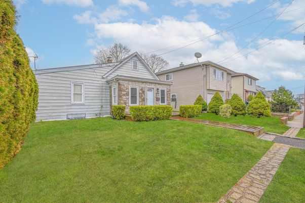 Backyard, Exterior, Facade, Cape Cod